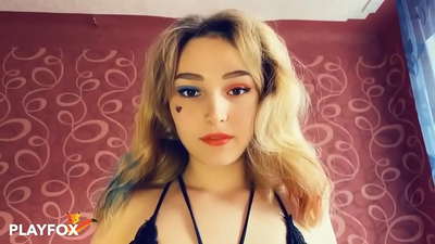 Thug spéaclaí réaltachta fíorúla draíochta gnéas dom le Harley Quinn